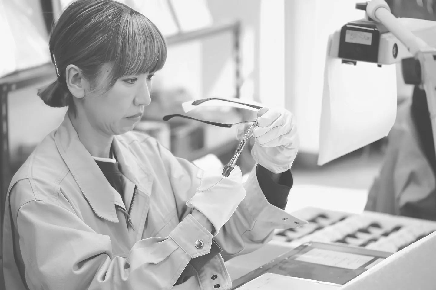 作業している女性